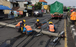 Reklame Roboh Timpa Jaringan Listrik di Taman Sidoarjo, PLN Kerahkan 63 Personel Lakukan Pemulihan