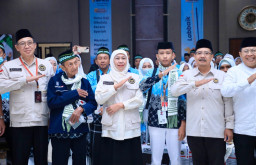 Remaja 15 Tahun Jadi Jemaah Haji Termuda Jatim, Ikut Kloter Perdana dari Surabaya