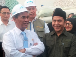 Stok Beras Jatim Tembus 1,2 Juta Ton, Mentan Sidak Gudang Bulog Sidoarjo