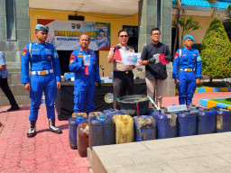 Polairud Polda Jatim Gagalkan Penyelundupan 930 Liter Solar Subsidi Ilegal di Tanjung Perak