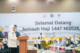 Gubernur Khofifah Lepas Kloter Pertama Haji dari Surabaya, Ingatkan Jemaah Jaga Kesehatan