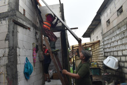 Pemkot Surabaya Bongkar Bangunan di Bantaran Kalianak untuk Normalisasi Sungai