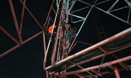 Dua Jam Menegangkan, Pemuda di Sidoarjo Akhirnya Dievakuasi dari Tower BTS 20 Meter