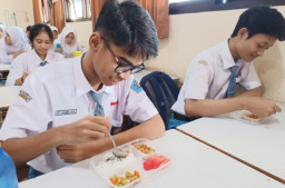 Siswa Surabaya Tumbang Usai Santap MBG, Evaluasi dan Pengawasan SPPG Dipertanyakan