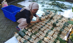 Tekan Sampah Plastik, Pemkab Banyuwangi Ajak Panitia Kurban Gunakan Besek dan Daun Pisang