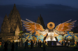 Sunflower Angel Hadirkan Perpaduan Seni Kontemporer dan Romantisme di Candi Prambanan