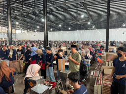 Tangis Bahagia Warnai Pemberian Hadiah Umrah kepada 150 Karyawan HS 
