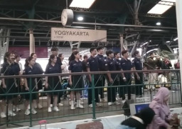 Hari Lahir Pancasila, Paduan Suara Dihadirkan di Stasiun Ajak Pelanggan Lantunkan Lagu Indonesia Raya