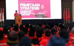 Pelantikan PAC PDI Perjuangan Tuban Diwarnai Cium Bendera Merah Putih, Kader Didorong Jaga Lingkungan