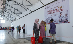Di Tengah Tekanan Ekonomi, 2.300 Paket Sembako Disalurkan untuk Warga Surabaya