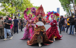 Surabaya Fashion Festival 2026 Sulap Jalan Tunjungan Jadi Catwalk Raksasa dan Penggerak Ekonomi Kreatif