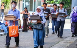 Pemkot Surabaya Beri Bantuan Pendidikan untuk 7.380 Siswa SMA/SMK/MA Sederajat