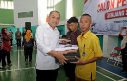 Eri Cahyadi Serahkan Bantuan Pendidikan bagi 7.380 Siswa, Tegaskan Tak Boleh Ada Pungutan di Sekolah