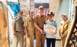 Pemkab Gresik Percepat Program RTLH, Wabup Alif Serahkan Bantuan Perbaikan Rumah untuk Warga Miskin