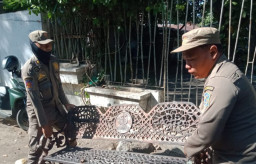 Baca juga : Polisi Usut Penyalahgunaan Ambulans untuk Mencuri Kursi Taman Milik Pemkot Surabaya