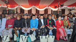 Suku Bawean Pertama Kali Duduk di Bangku Kehormatan Upacara HUT RI di Grahadi