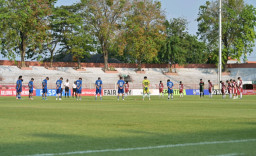Sebelum Kick-off Soekarno Cup 2026, Pemain dan Penonton Hening Cipta untuk Korban Gempa Flores