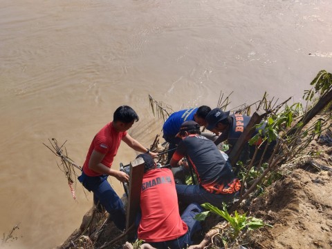 Petugas temukan satu korban meninggal banjir di Nunukan. (Dok: BPBD Kalimantan Utara)