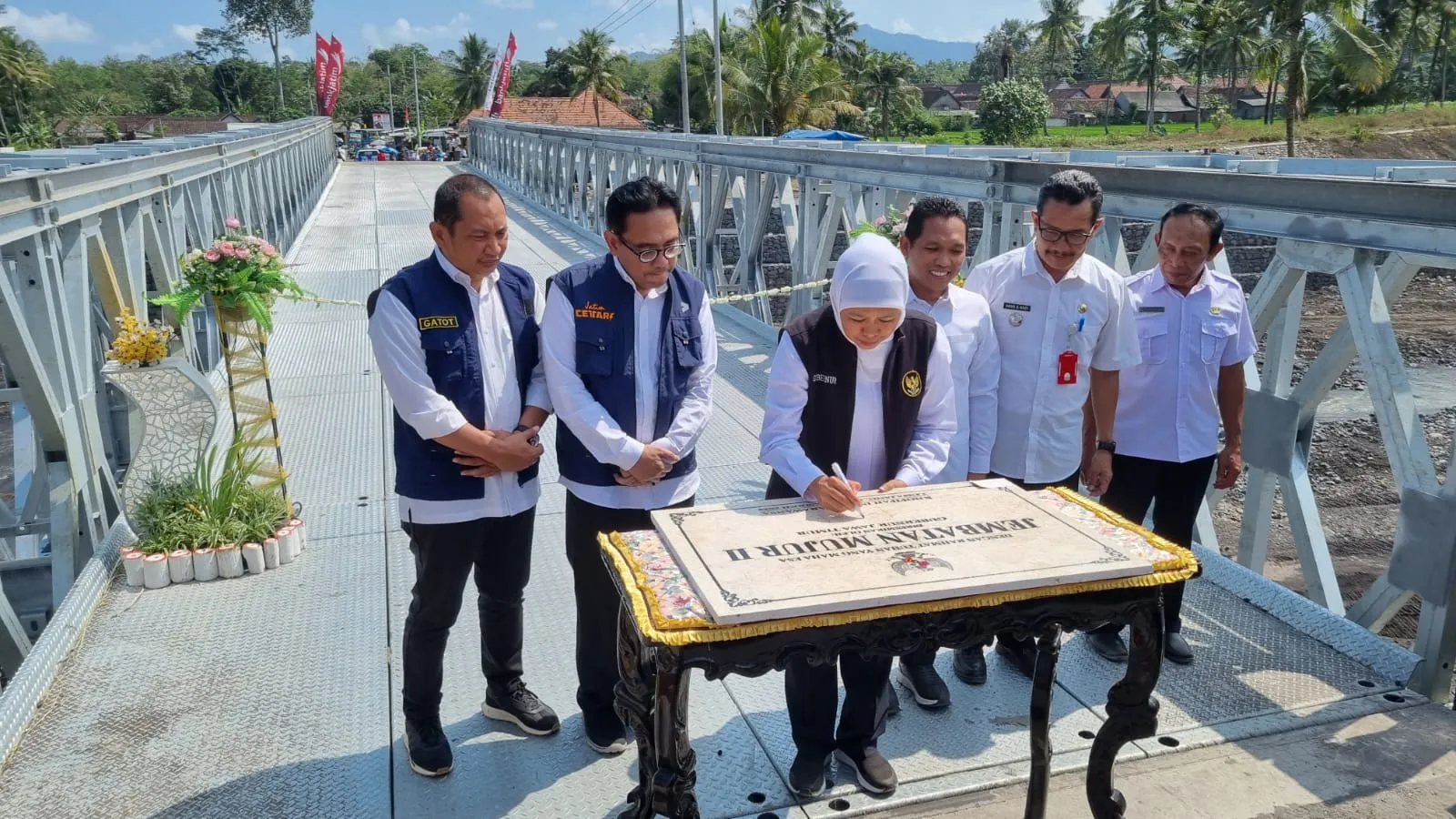 Jembatan Mujur Lumajang Kembali Tersambung. Khofifah: Koneksitas Ekonomi, Pendidikan dan Sosial Kembali Pulih