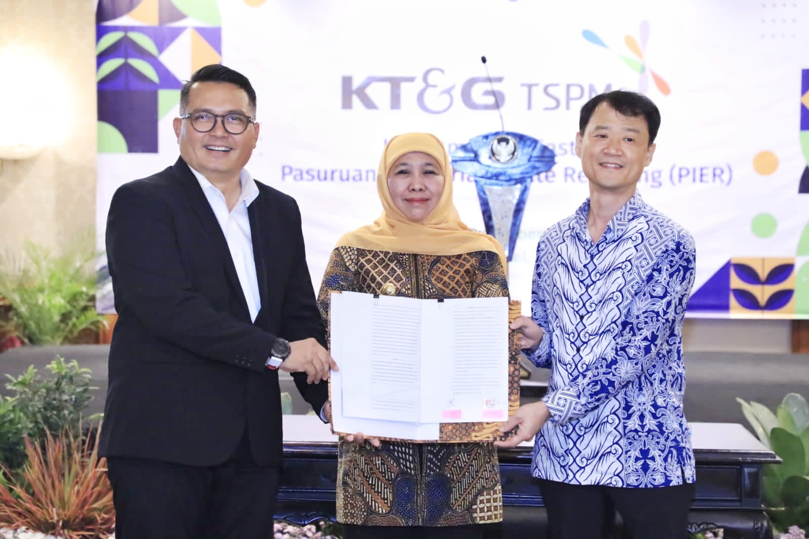 Dirut PT SIER Didik Prasetiyono (jas hitam), Gubernur Jatim Khofifah Indar Parawansa, dan Wakil Direktur Utama TSPM Jang Jaehong, usai MoU investasi di Jatim. (Dok: Humas Pemprov Jatim)