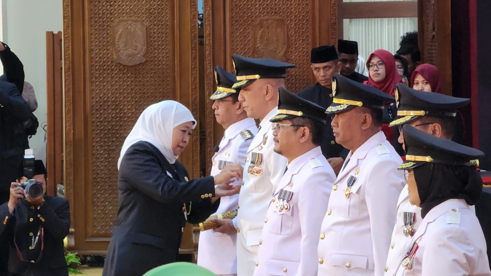 Gubernur Jatim Khofifah saat melantik enam Pj Kepala Daerah di Jatim berlangsung di Gedung Negara Grahadi Surabaya. (Dok: Jurnas.net)