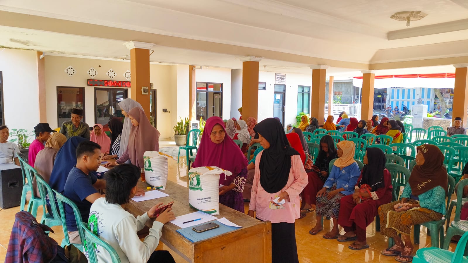 Warga KPM di Kabupaten Banyuwangi, Jawa Timur, mulai terima bantuan sosial (bansos). (Dok: Humas Pemkab Banyuwangi)