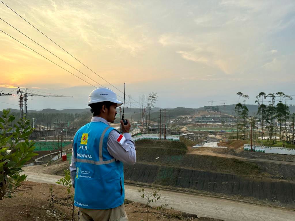 Petugas PLN saat meninjau Ibu Kota Negara (IKN) di Kalimantan Timur. (Dok: Humas PLN Jatim)