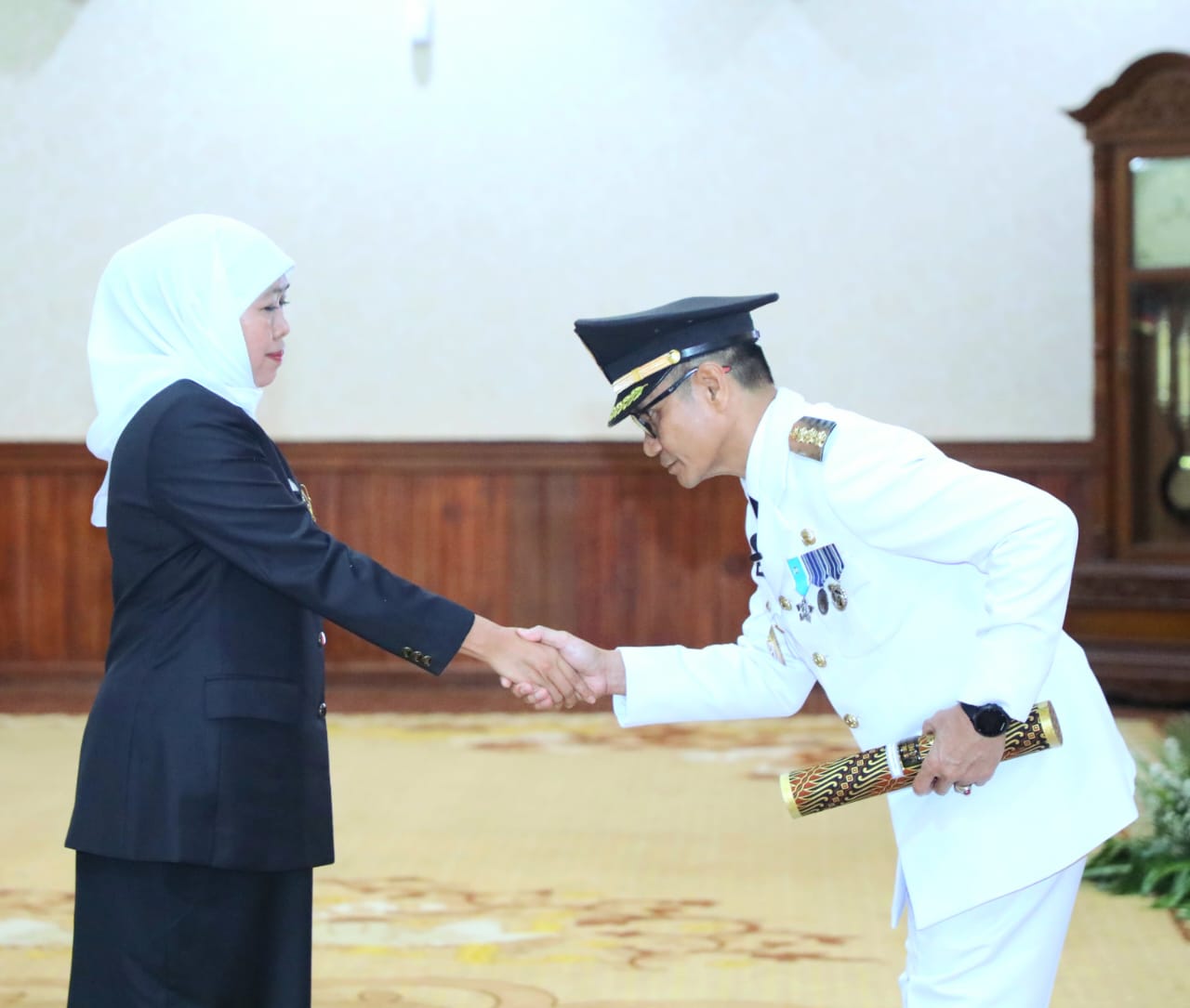 Gubernur Jawa Timur Khofifah Indar Parawansa saat melantik Heru Suseno sebagai Penjabat (Pj) Bupati Tulungagung di Gedung Negara Grahadi, Surabaya. (Dok: Jurnas.net)