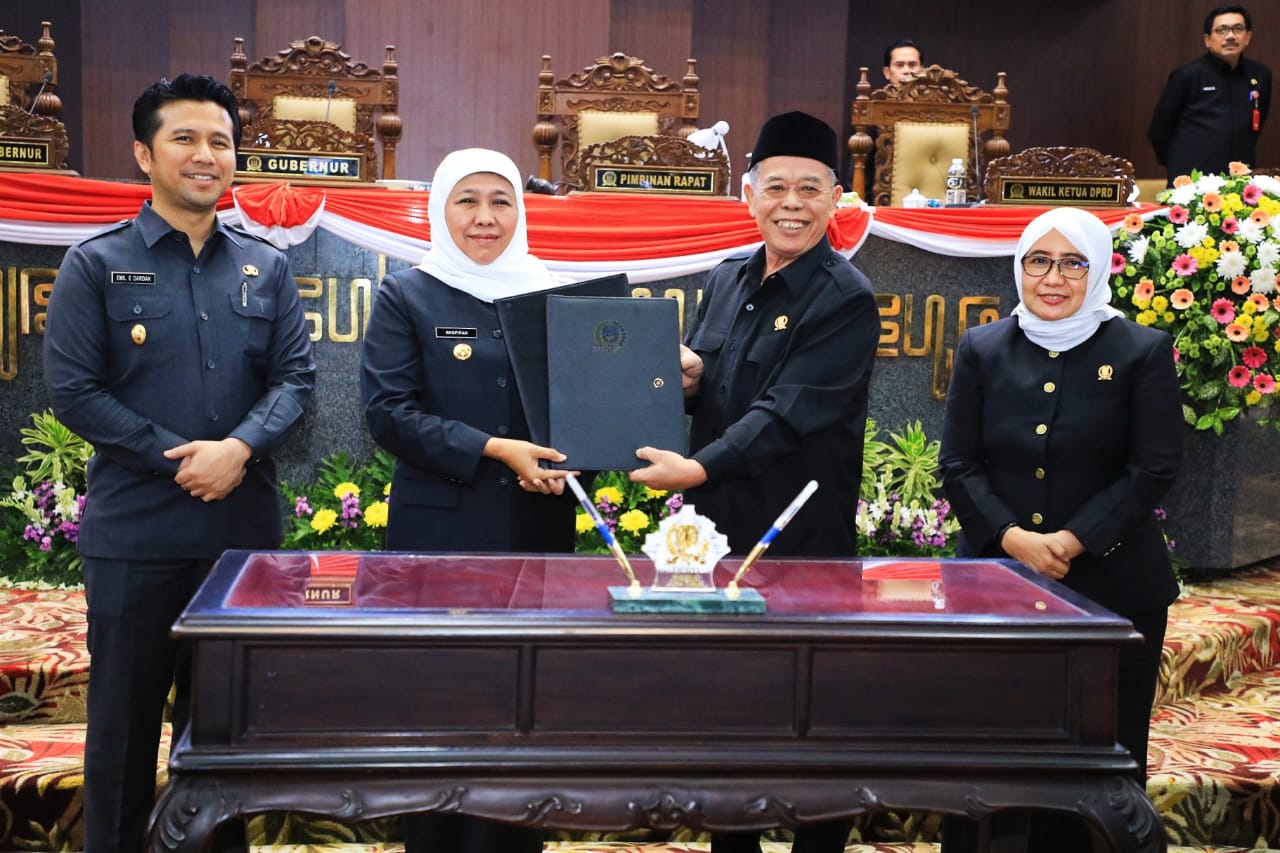 Gubernur Jatim Khofifah Indar Parawansa dan Ketua DPRD Jatim setelah pengesahan P-APBD 2023 Jatim. (Dok: Humas Pemprov Jatim)
