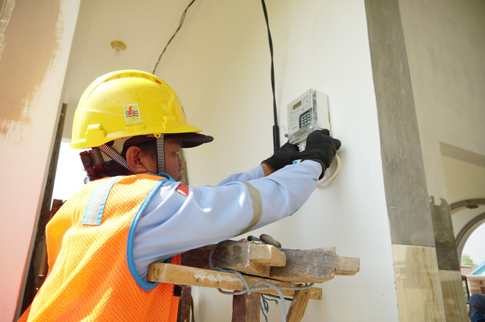 Petugas PLN memasang meteran listrik. (Dok: Humas PLN Jatim)