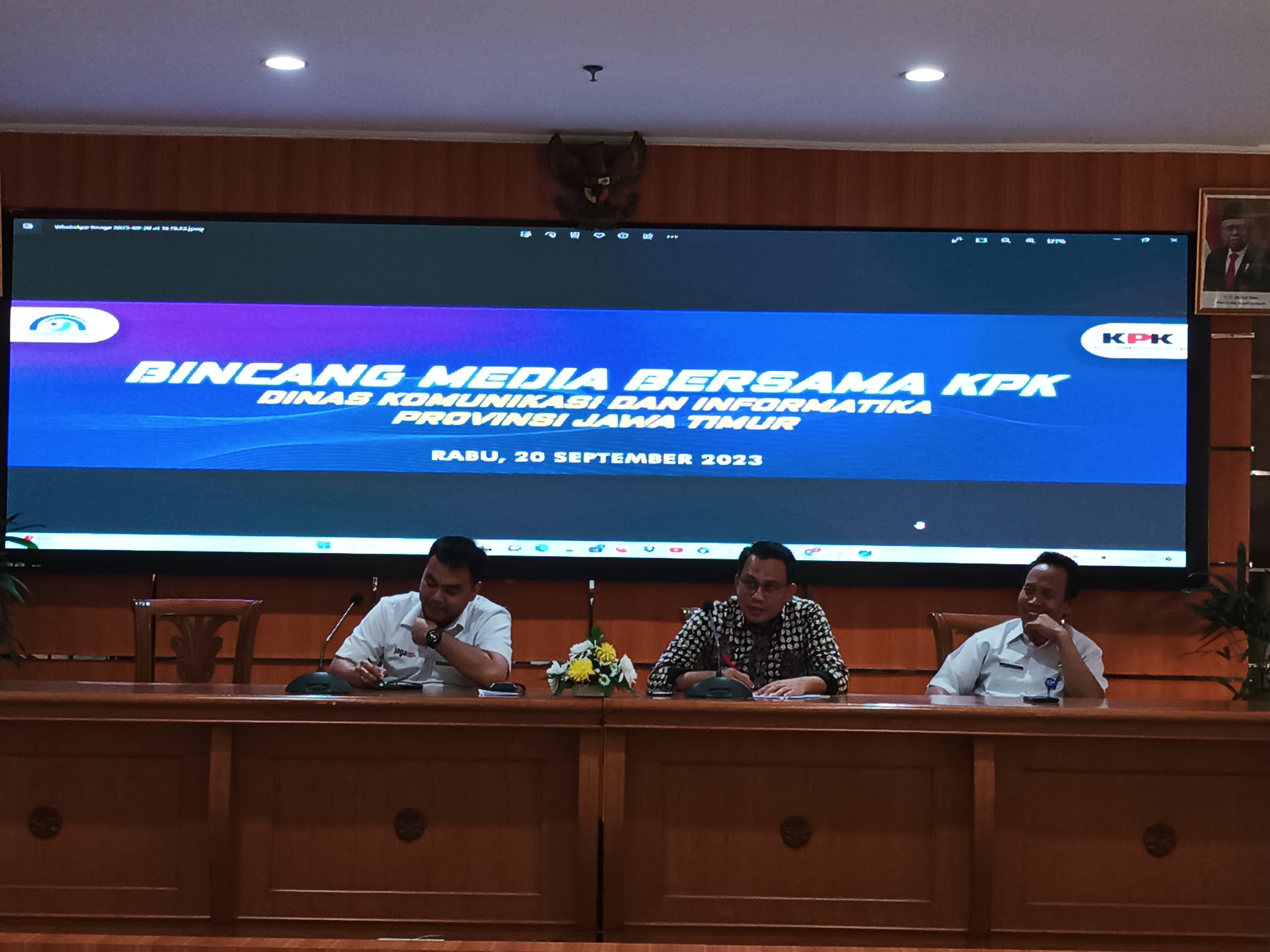 Juru Bicara KPK, Ali Fikri, saat bincang dengan awakmedia di Surabaya. (Jurnas.net/Amal)