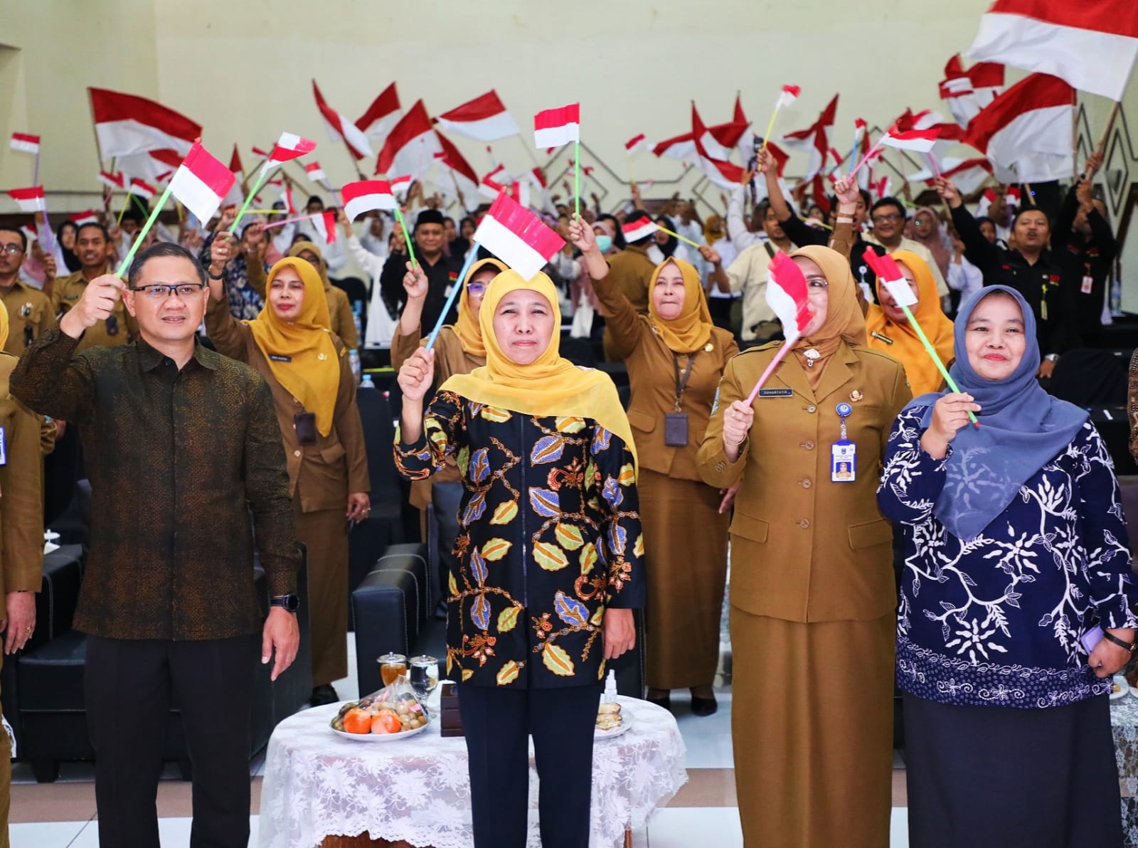 Gubernur Jatim Khofifah Indar Parawansa didampingi Kepala Dinas Pendidikan Jatim Aries Agung Paewai. (Dok: Humas Pemprov Jatim)