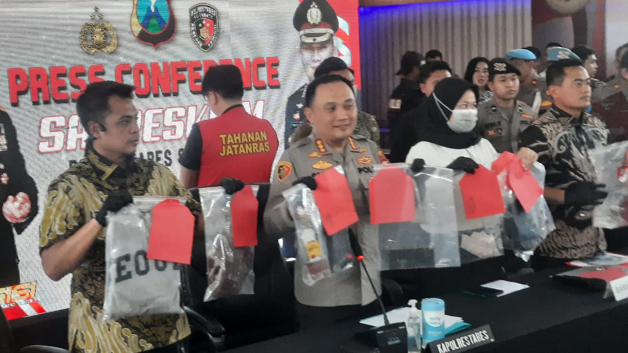 Polrestabes Surabaya saat merilis penetapan tersangka terhadap anak anggota DPR RI. (Dok: Jurnas.net)