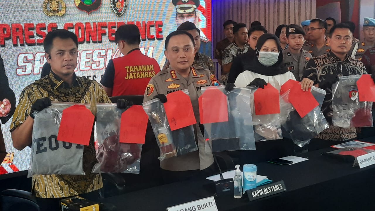 Polrestabes Surabaya merilis kasus pembunuhan oleh anak anggota DPR RI terhadap pacarnya di club malam. (Dok: Jurnas.net)