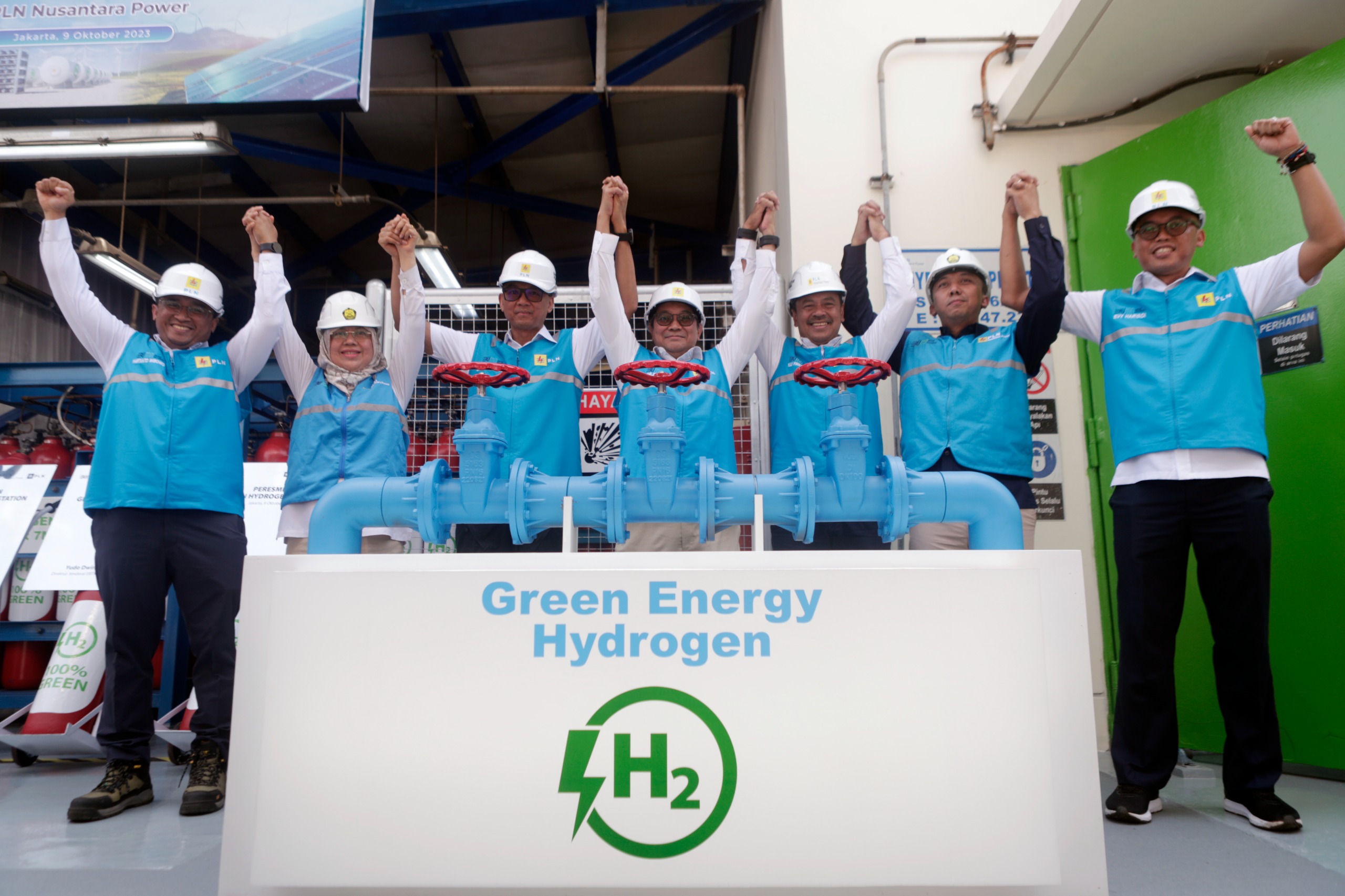 Kementerian Energi dan Sumber Daya Mineral (ESDM) saat meresmikan Green Hydrogen Plant (GHP). (Dok: Humas PLN Jatim)