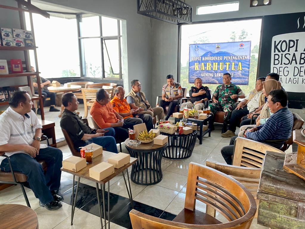 Kepala Pelaksana BPBD Jatim Gatot Soebroto memimpin rapat koordinasi lintas sektor terkait berakhirnya pemadaman karhutla Gunung Lawu. (Dok: BPBD Jatim)