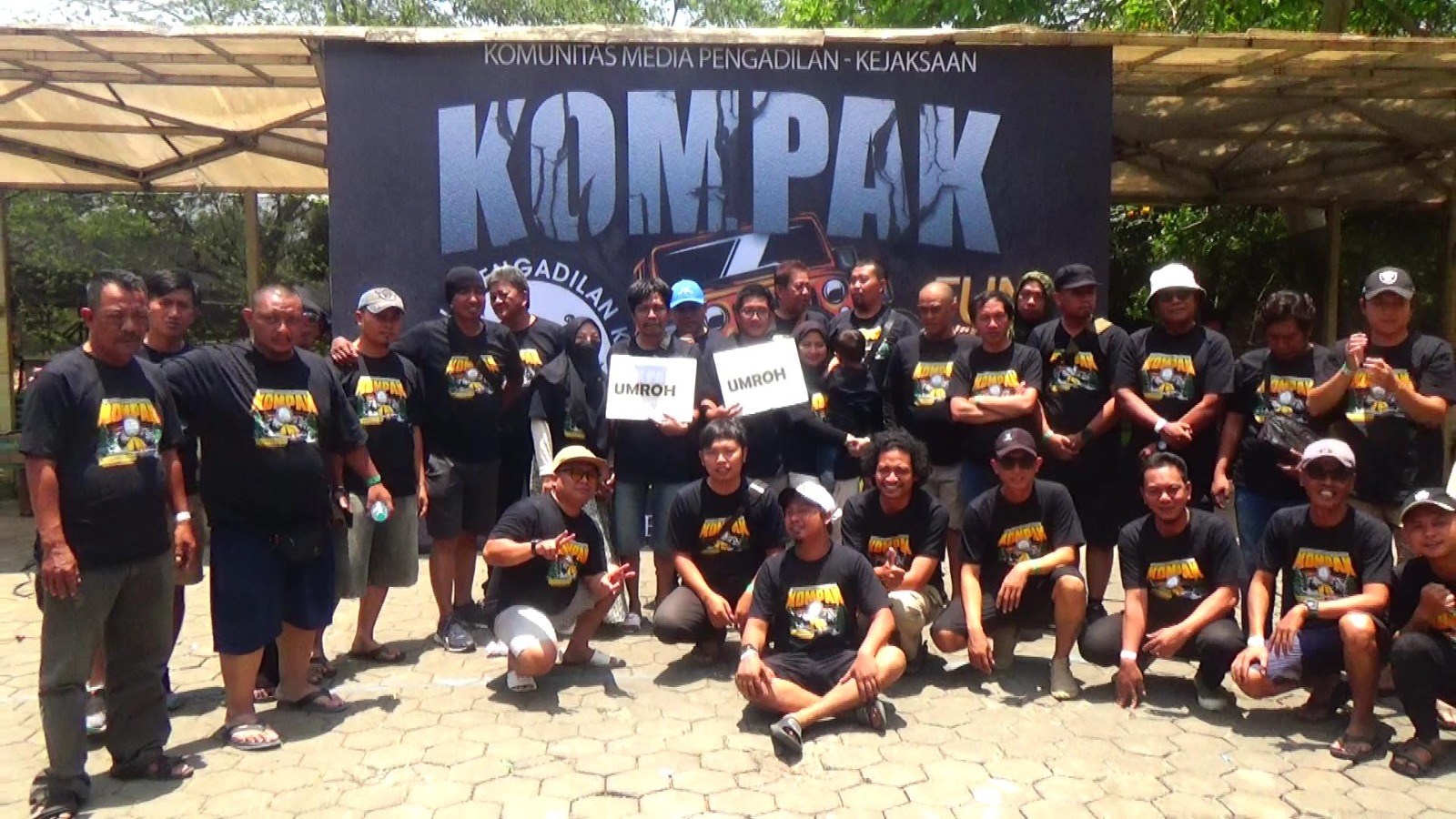 Dua pemenang undian umroh (tengah) foto bersama panitia KOMPAK. (Dok: Jurnas.net)