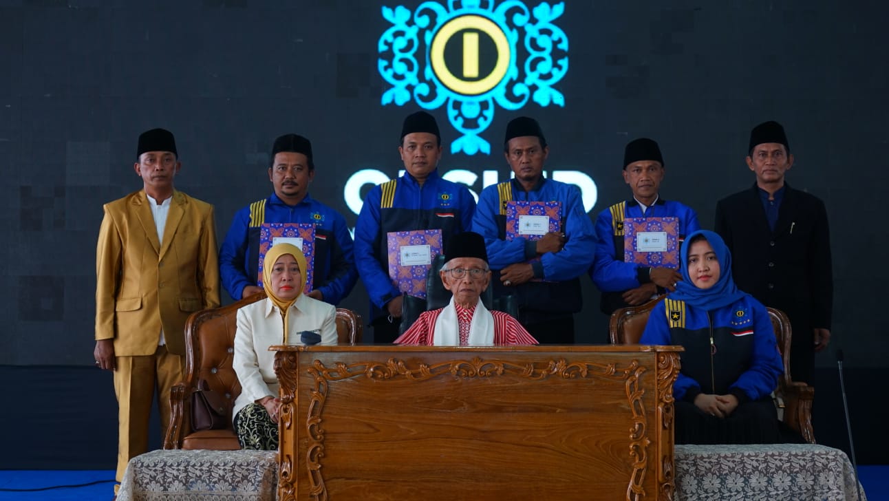 Kiai Muchtar Mu'thi bersama pengurus DPP OPSHID saat penyerahan rumah gratis (Dokumen OPSHID). (Istimewa)