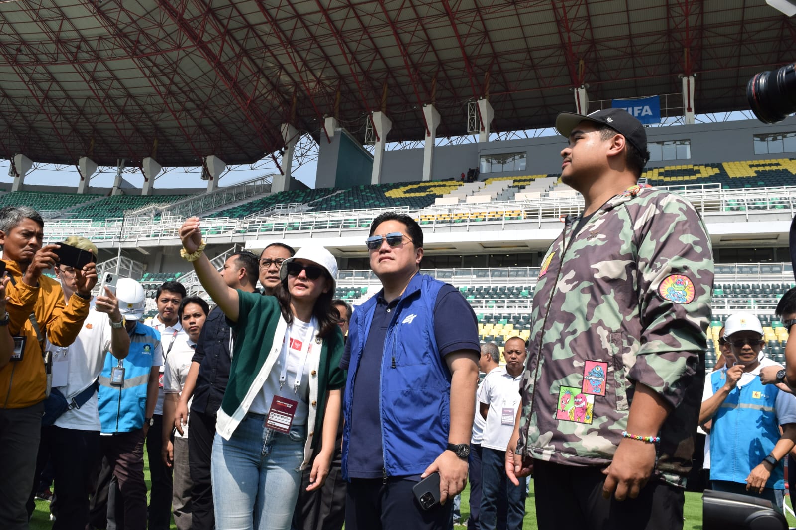Menteri Pemuda dan Olahraga RI Dito Ariotedjo didampingi Ketua Umum PSSI Erick Thohir dan Wali Kota Surabaya Eri Cahyadi saat meninjau Stadion GBT Surabaya. (Dok: Jurnas.net)