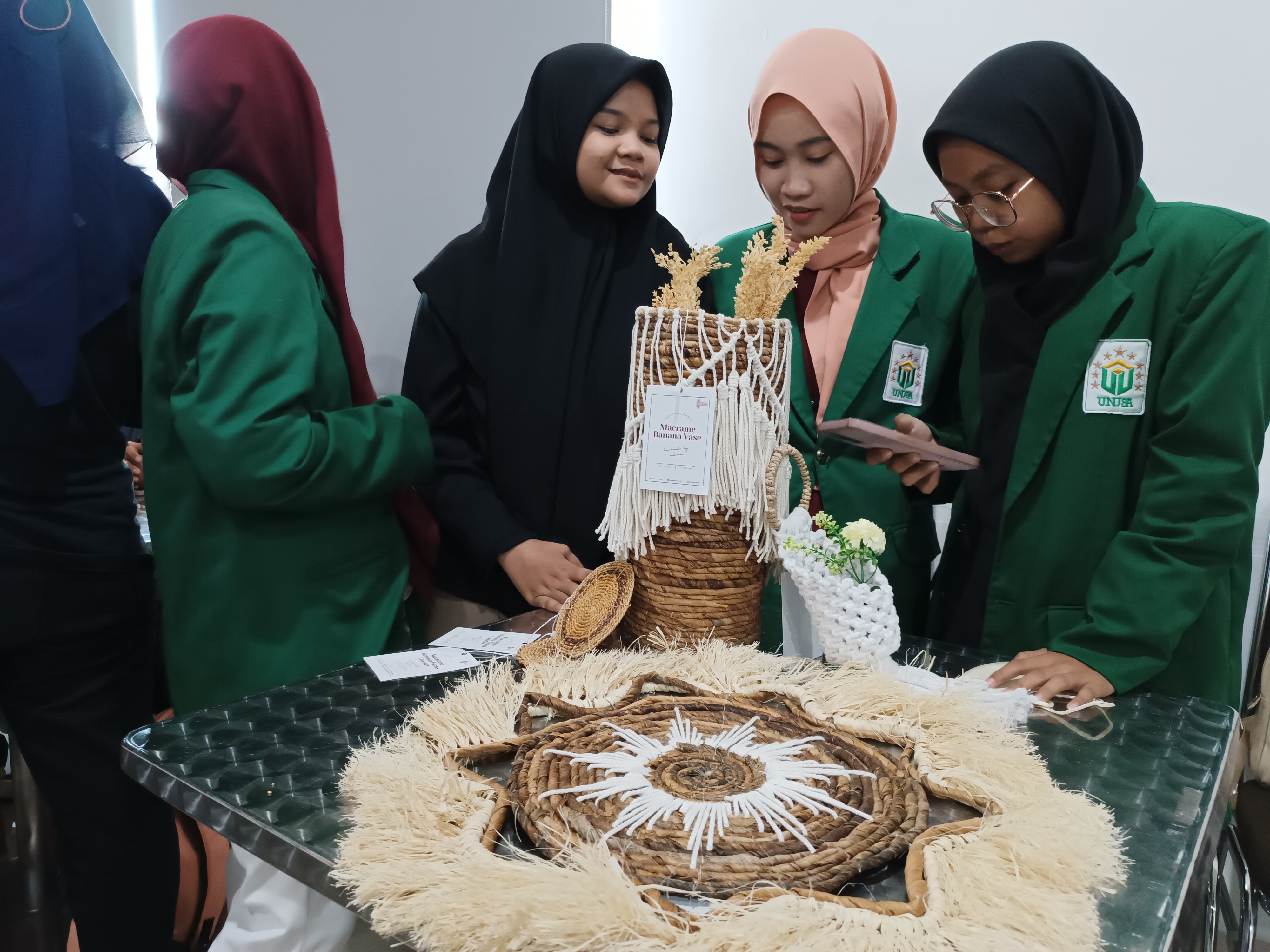 Mahasiswi Unusa saat pameran karya kewirausahaan. (Dok: Jurnas.net)