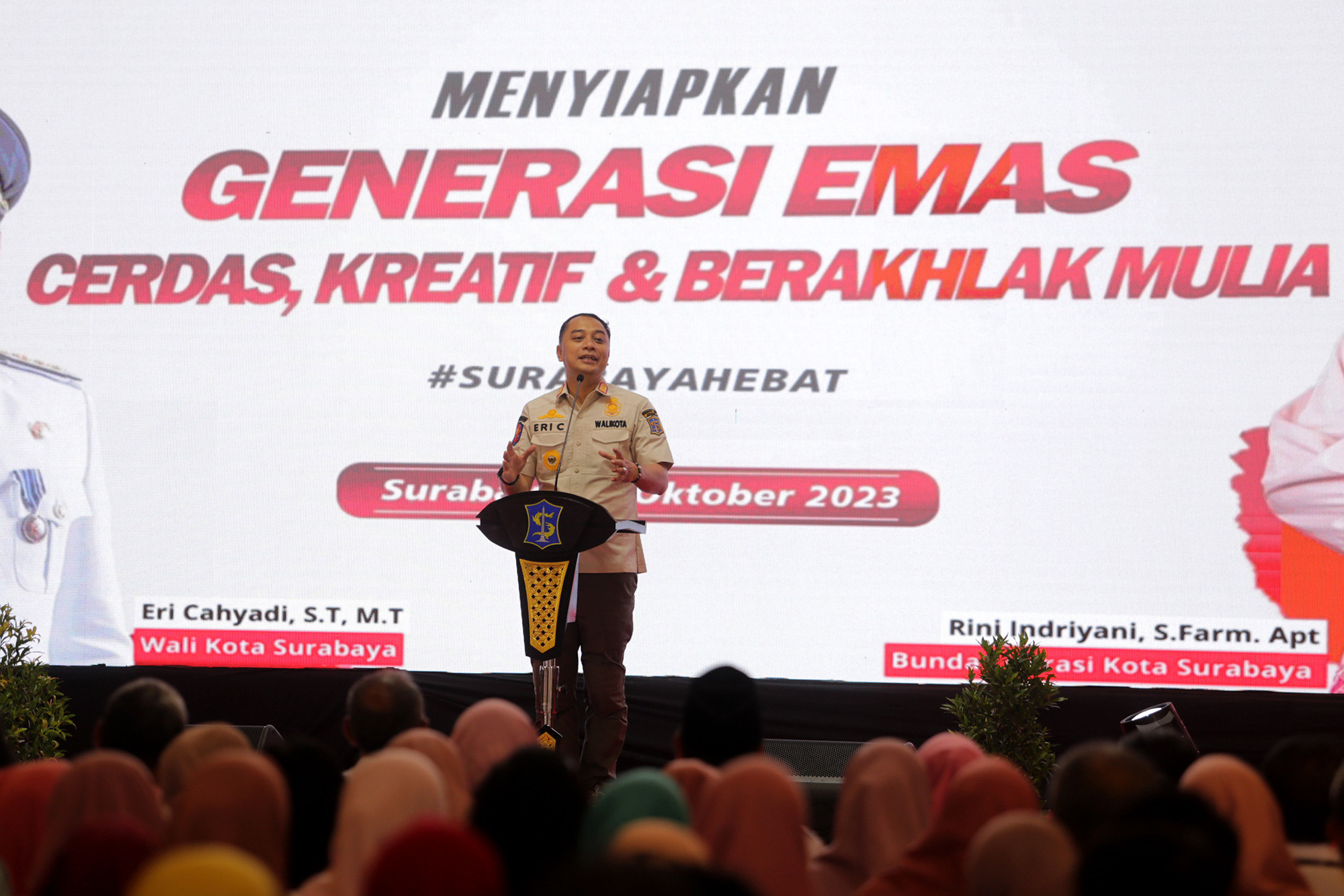 Wali Kota Surabaya Eri Cahyadi, saat memberikan pengarahan kepada ribuan tenaga pendidik SD-SMP Negeri dan Swasta terkait Pendampingan Anak di Sekolah. (Dok: Humas Pemkot Surabaya)