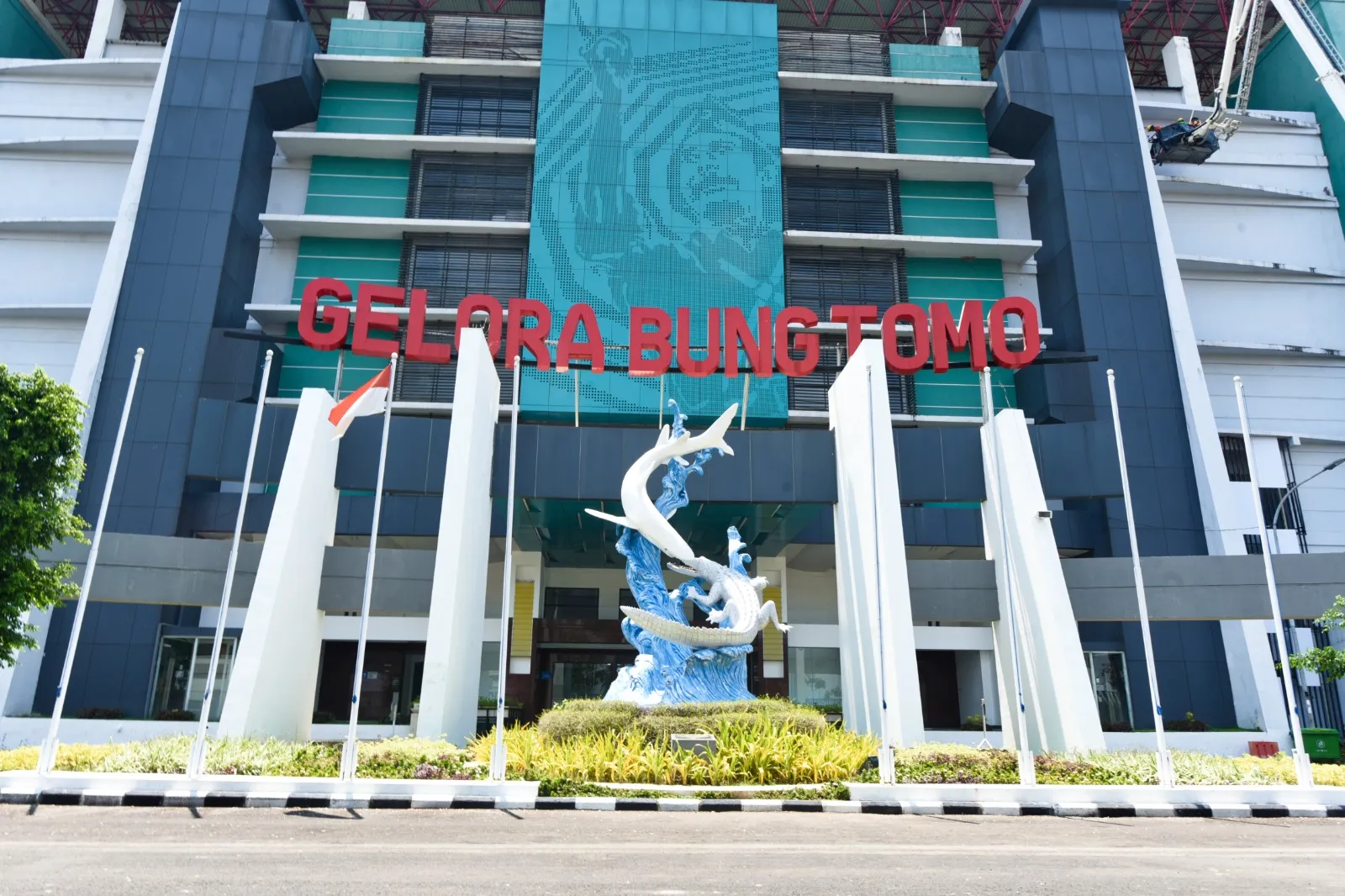 Roda Dua dan Empat Dilarang Masuk Area Stadion GBT, Penonton Diangkut Shuttle Bus