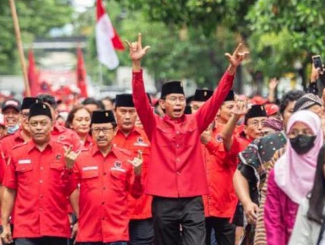 Ketua DPC PDIP Surabaya, Adi Sutarwijono (angkat kedua tangan) bersama ratusan kader. (Istimewa)