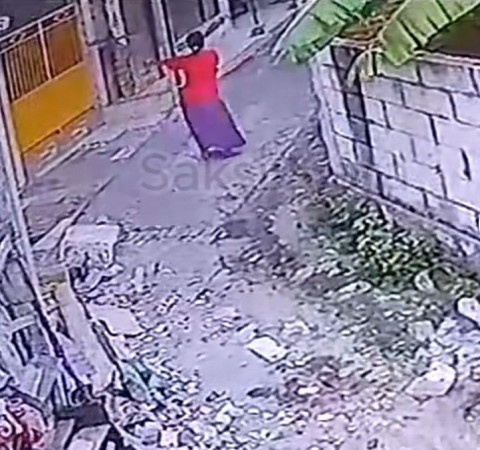 Masriah buang sampah ke jalan depan rumah Wiwik sambil joget, foto: TikTok @saksimata