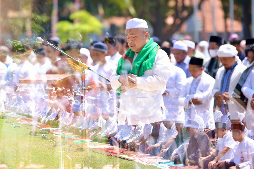 Ribuan warga Banyuwangi, Jawa Timur, menggelar sholat Istisqa untuk meminta hujan. (Dok: Humas Pemkab Banyuwangi)