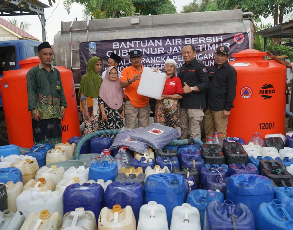 BPBD Jatim distribusi bantuan air bersih di Bangkalan, Madura. (Dok: Humas BPBD Jatim)