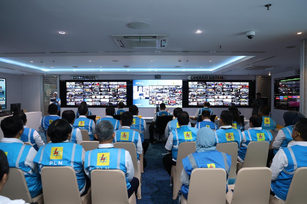 Suasana Apel Siaga Kelistrikan Piala Dunia U17 bersama unit-unit PLN, sub holding dan anak perusahaan di Kantor PLN, Jakarta. (Dok: Humas PLN UID Jatim)