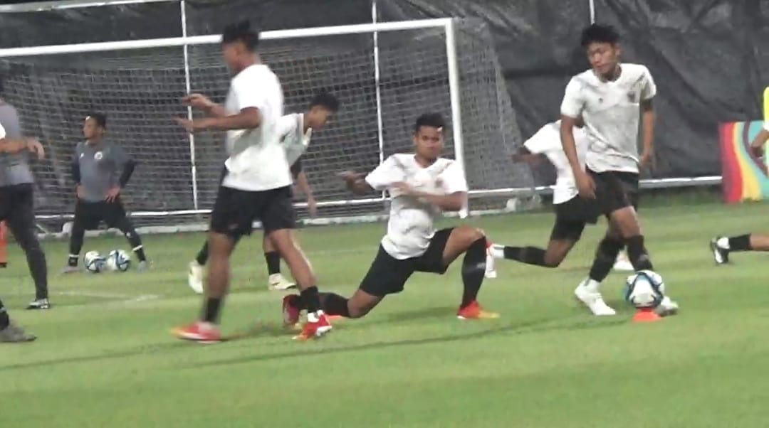 Timnas Indonesia U-17 saat latihan di Stadion GBT Surabaya. (istimewa)