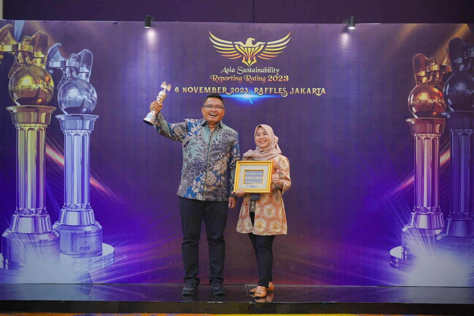 Direktur Utama PT SIER, Didik Prasetiyono, dan Kepala Departemen Tanggung Jawab Sosial dan Lingkungan (TJSL) PT SIER, Puspita Ernawati, saat menerima penghargaan dari ASRRAT. (Dok: Humas PT SIER)