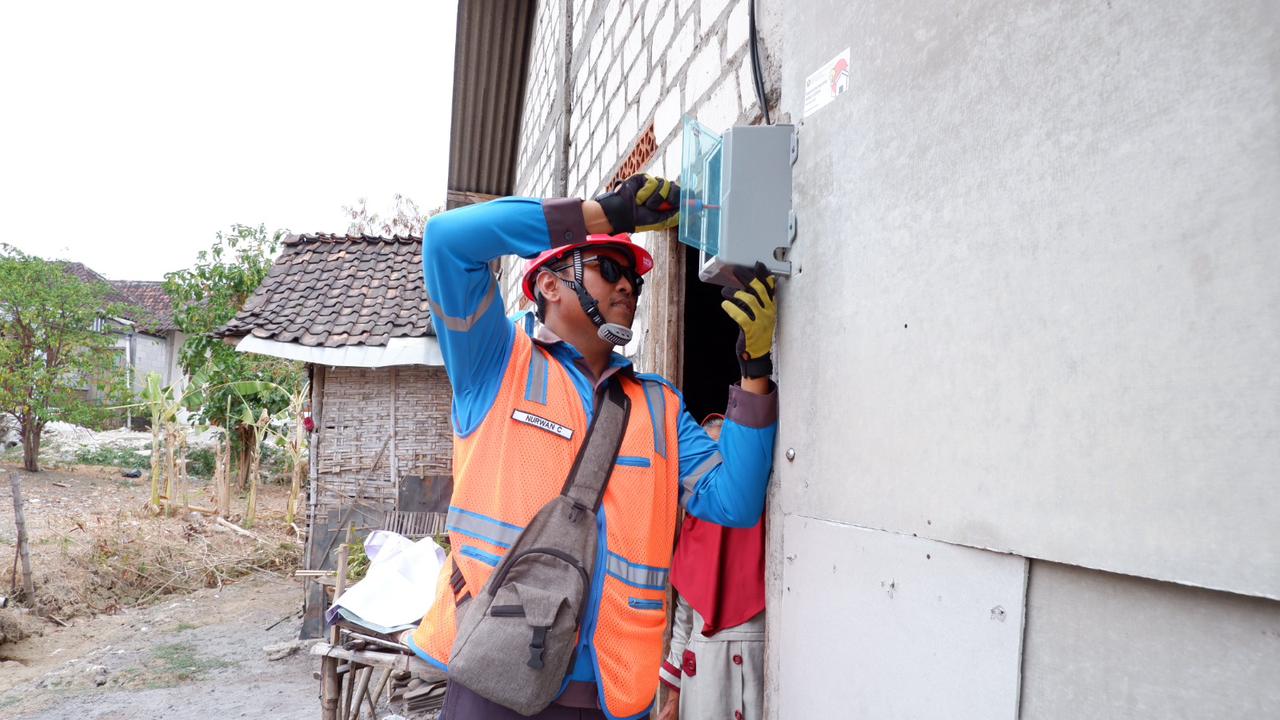 Petugas PLN saat melakukan pengecekan dan penambahan daya listrik. (Dok: Humas PLN UID Jatim)